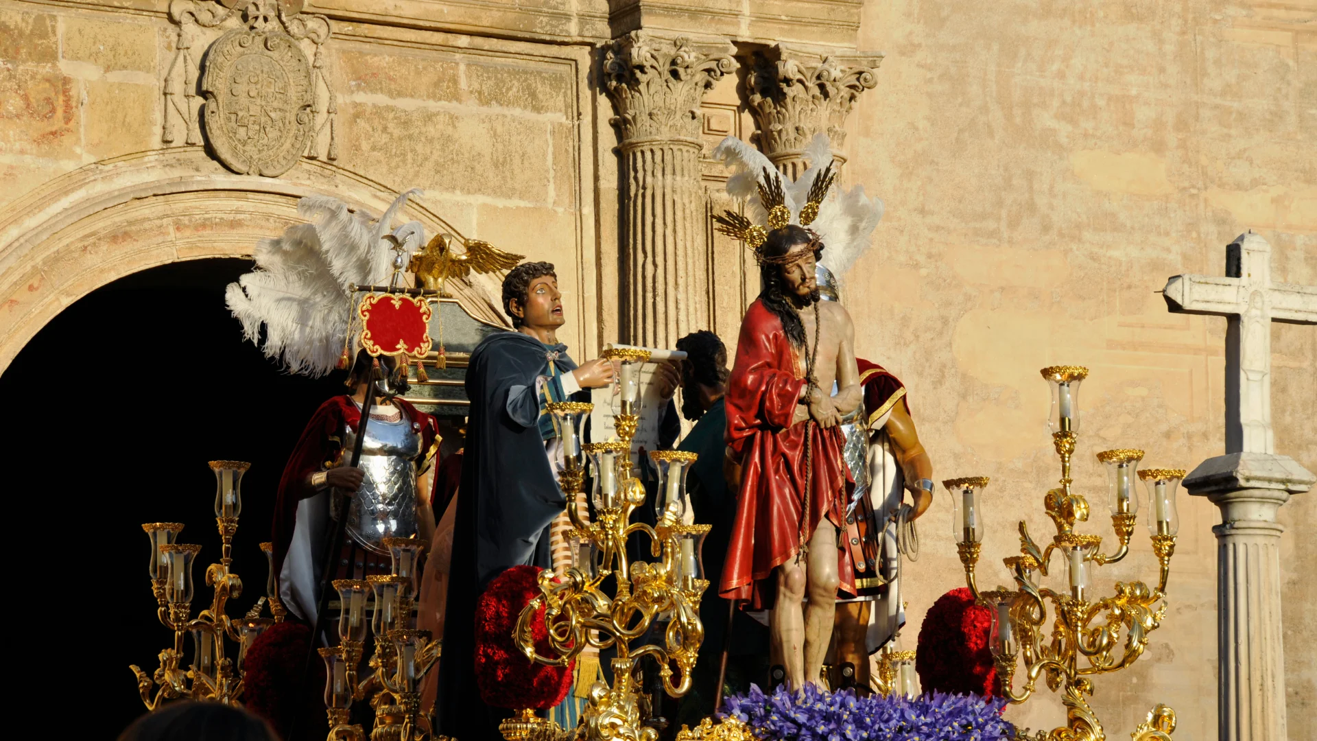 Cartelería digital de Semana Santa mostrando promociones publicitarias