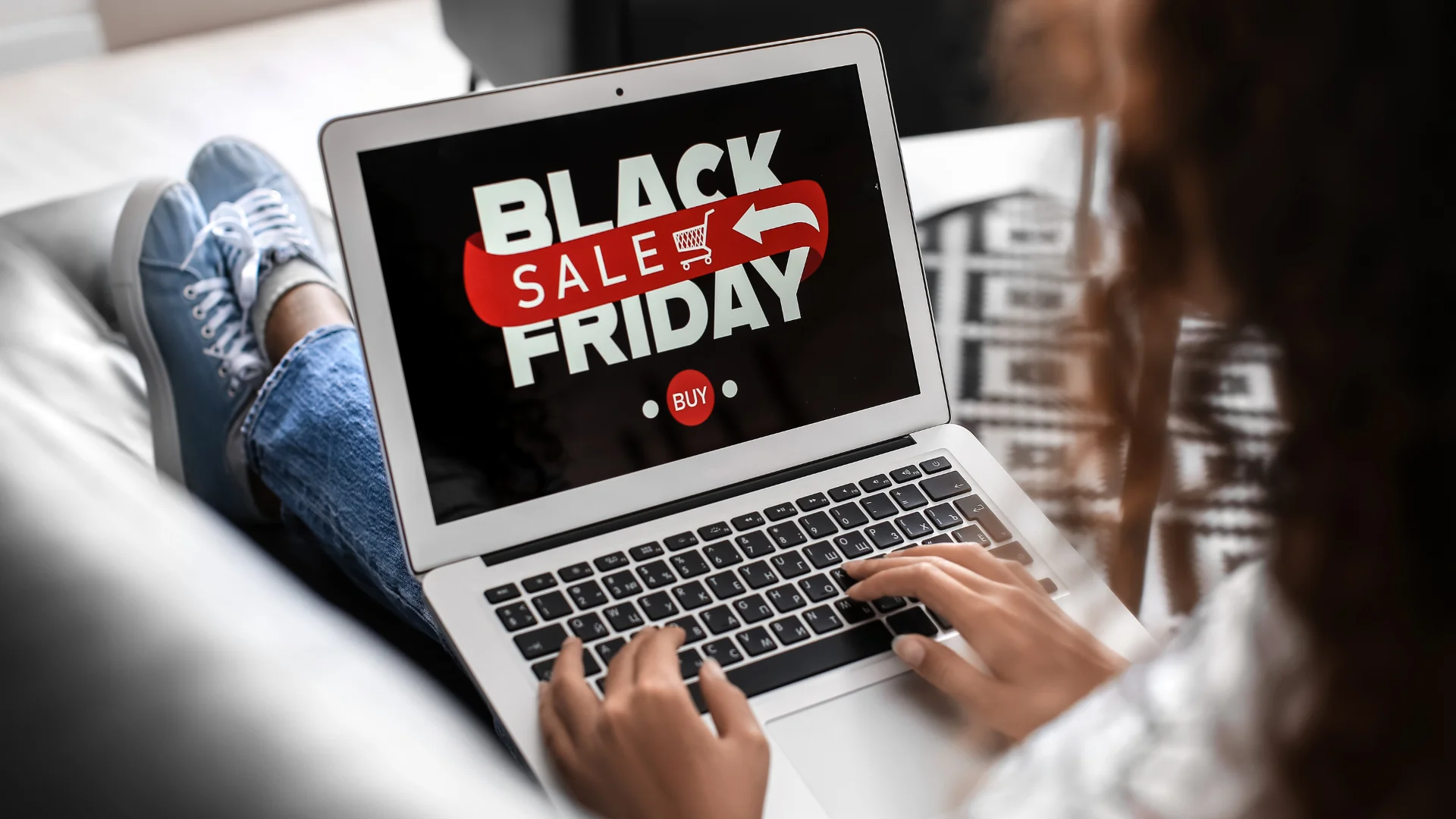 Cartel publicitario de Black Friday mostrando ofertas atractivas para incentivar compras.