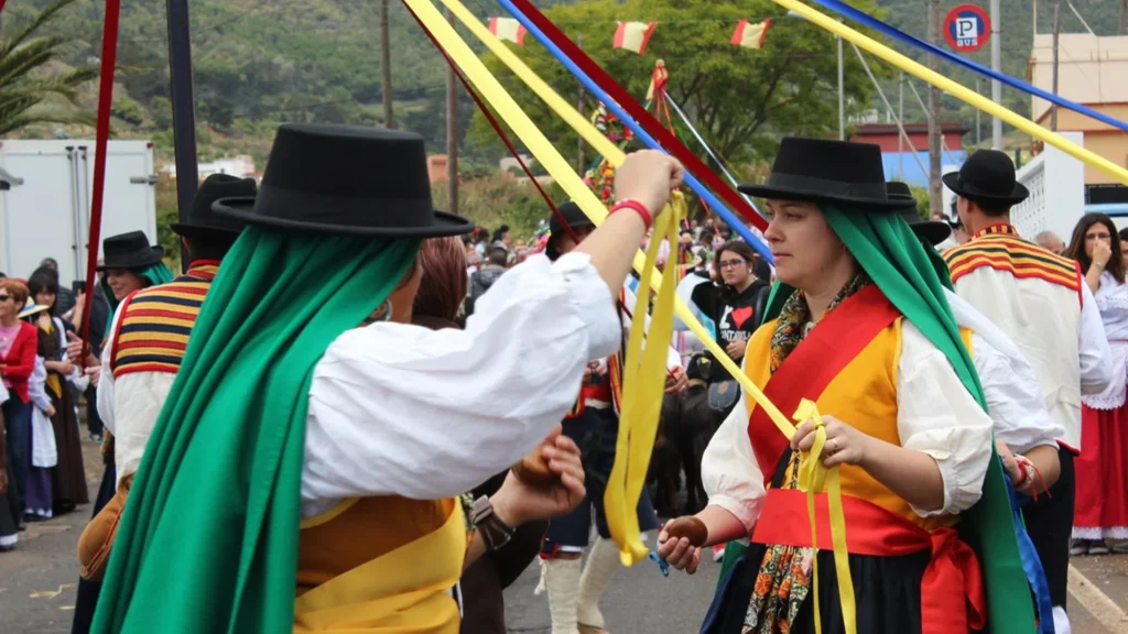 Anuncio digital para el Día de Canarias mostrando una colorida representación cultural canaria, ideal para publicidad en movimiento.