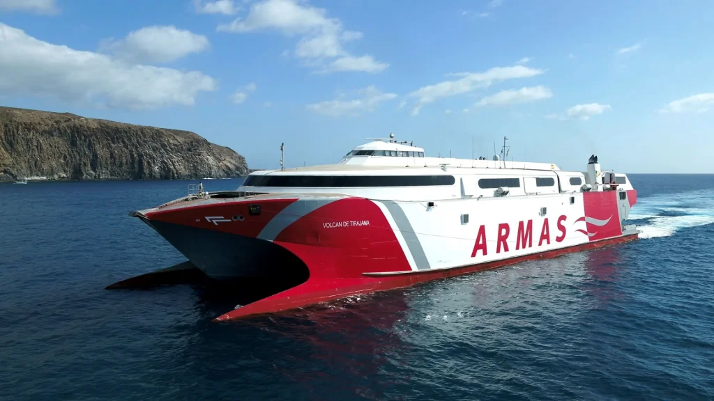 Ferry de Naviera Armas con publicidad digital de Canal Mira, cruzando el océano.