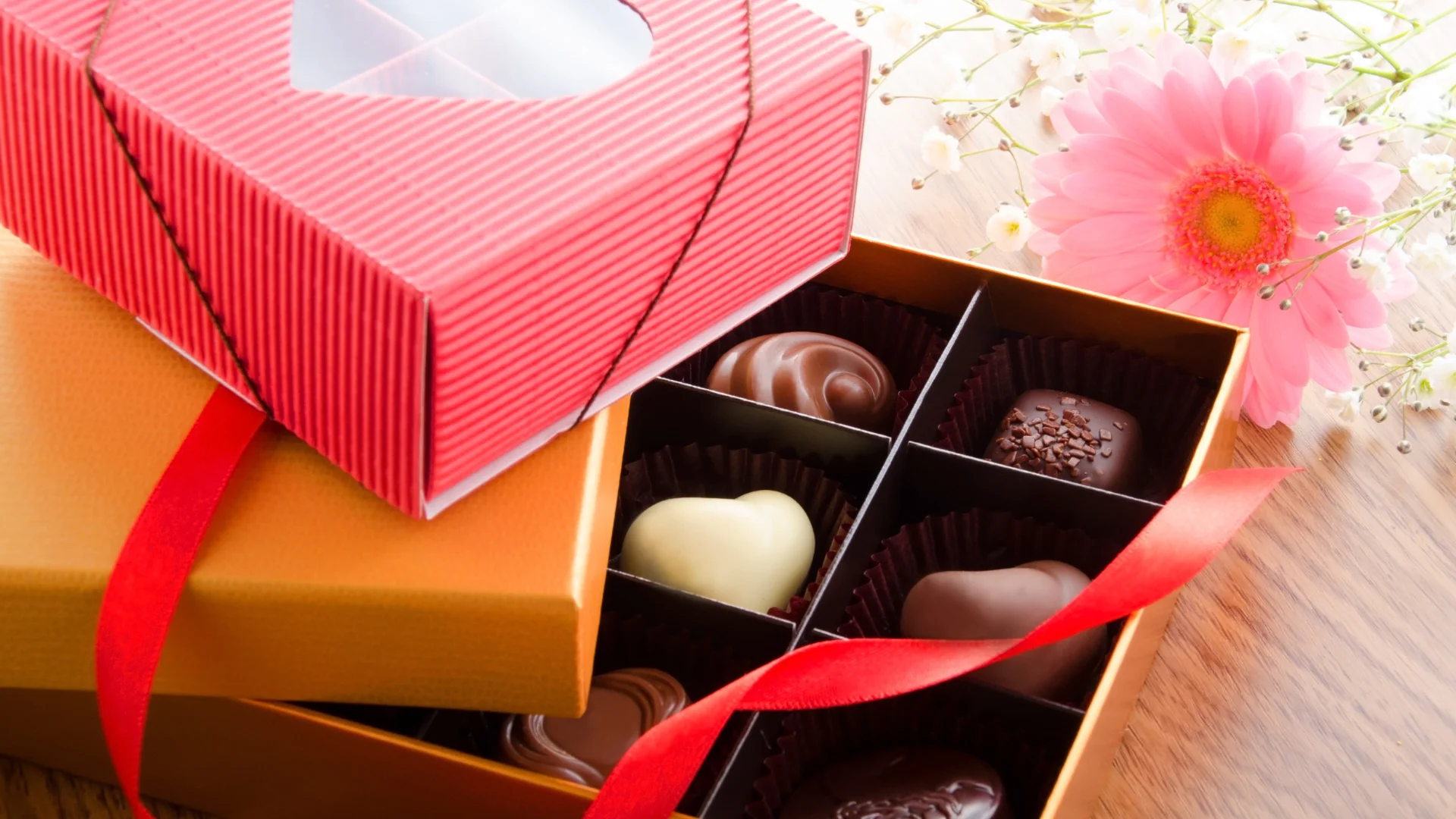 Cartelería digital publicitaria para el Día de San Valentín mostrando un romántico diseño con corazones rojos y texto promocional.