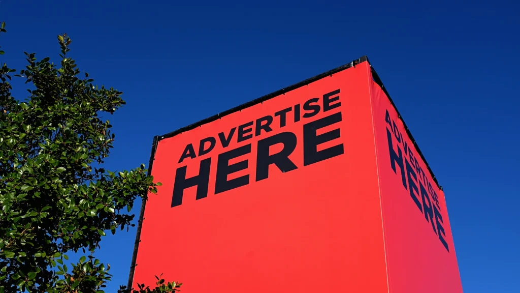 Cartelería digital y soportes publicitarios en un entorno urbano en Canarias